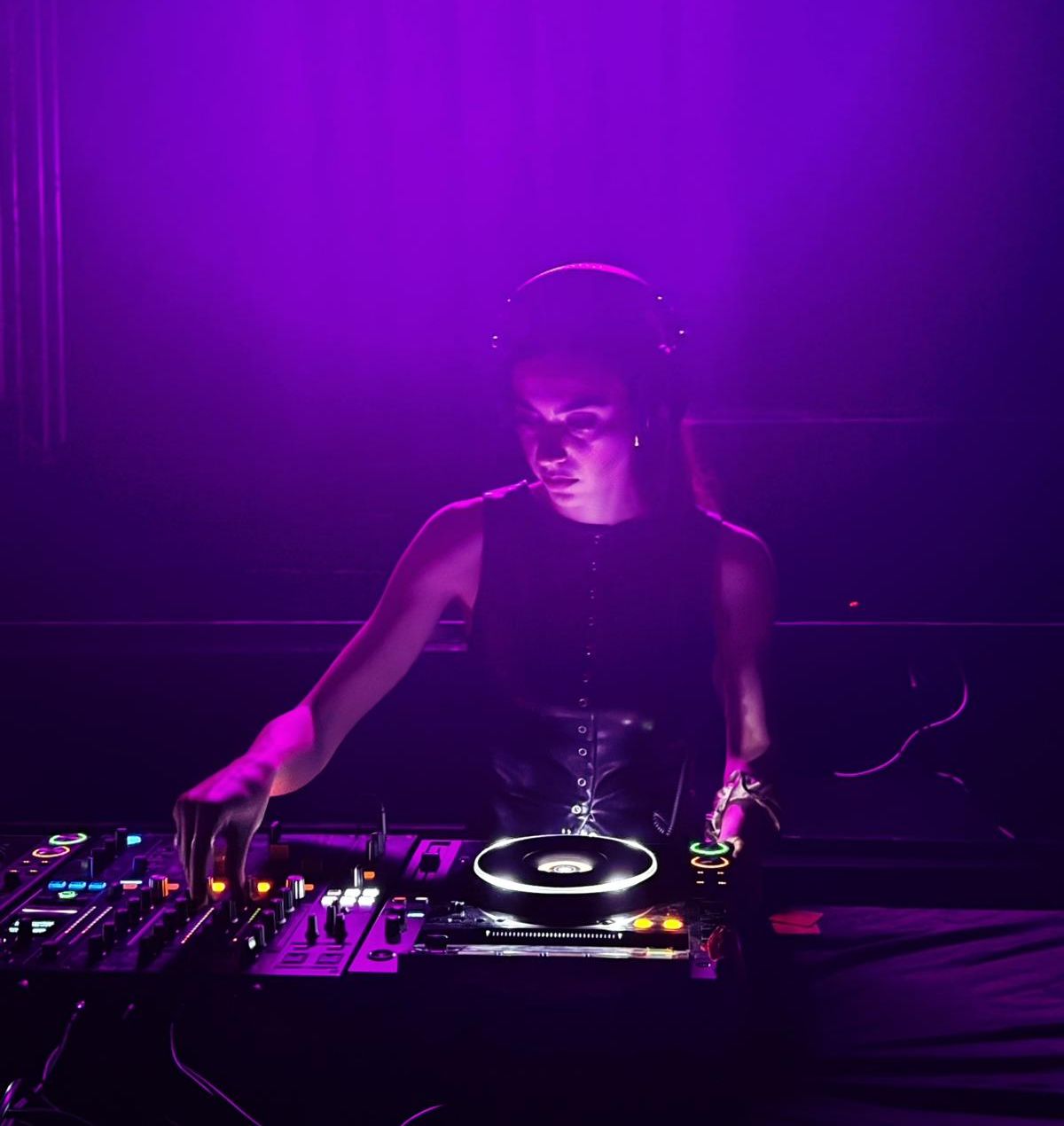 Diletta at the decks in violet light